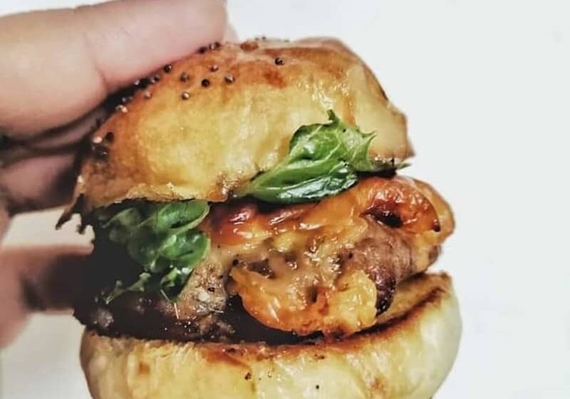 burger with lettuce and tomato